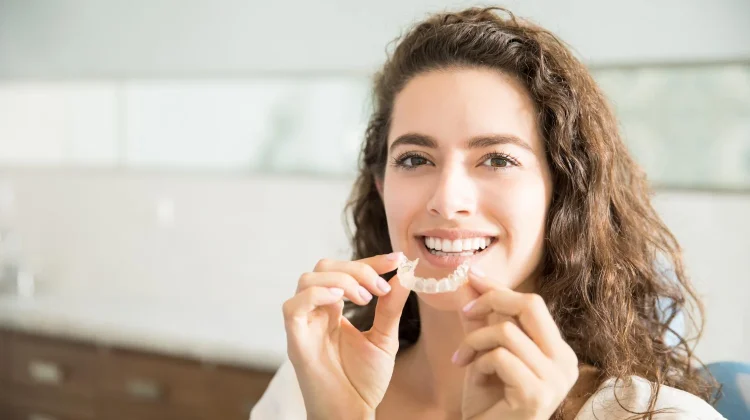 Clear Aligner vs Behel Konvensional, Mana yang Lebih Cocok