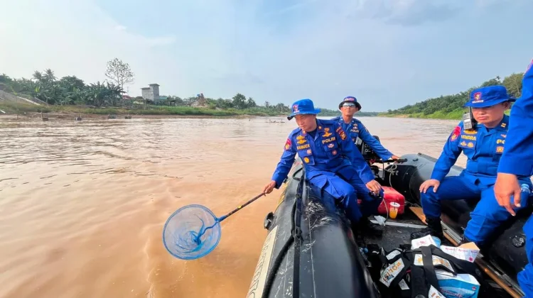 Ditpolairud Polda Riau Bersihkan Sampah di Arena Pacu Jalur Kuansing 2026