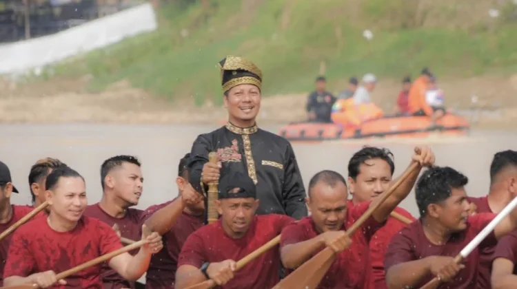 Plt Bupati Kuansing Turun di Pacu Jalur