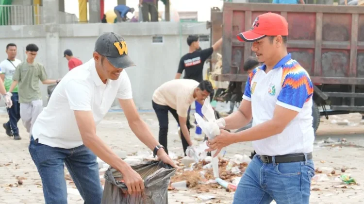Gotong Royong Massal Pasca Pacu Jalur, Pemkab Kuansing Bersihkan Tepian Narosa