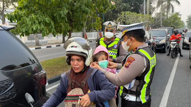 Polisi Bagikan Ribuan Masker ke Pengendara Pekanbaru