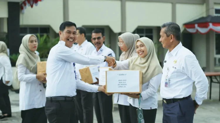 HUT ke-81 RI, Sekda Meranti Serahkan Hadiah Lomba Semarak Kemerdekaan