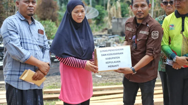 Sekda Meranti Serahkan Bantuan untuk Guru Korban Kebakaran di Rangsang