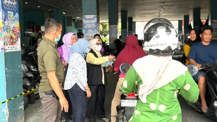 Kabut Asap Karhutla, Warga Kampar Dibagikan Masker