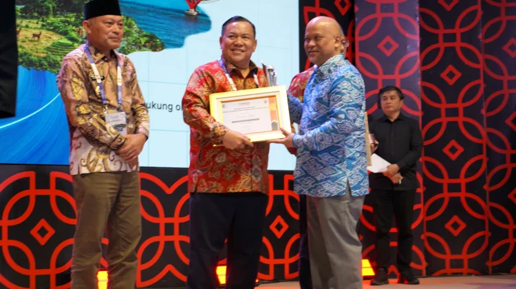 Plt Gubernur Riau Terima Penghargaan IKD 2026