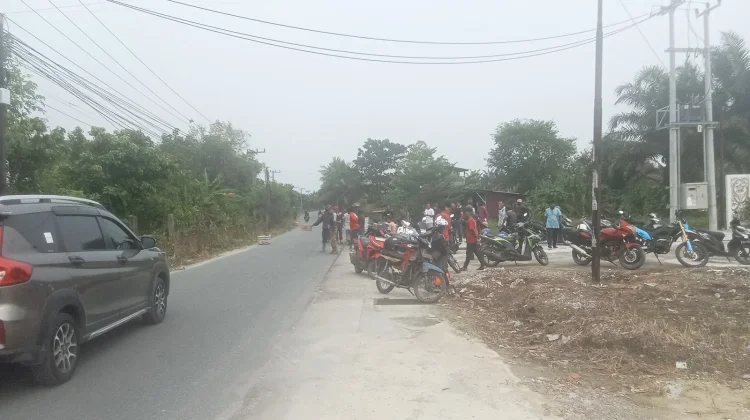 Warga Gotong Royong Bersihkan Jalan Teropong Antisipasi Kejahatan Begal