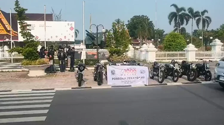 Komunitas Motor Poseidon Pekanbaru Bagikan Seribu Masker