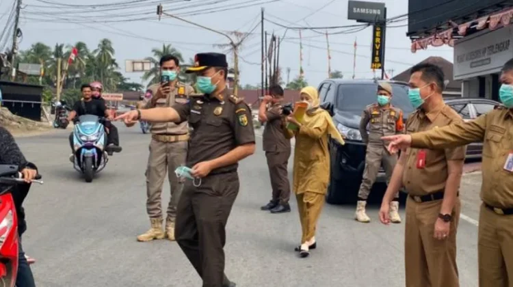 Pemkab Kuansing Tetap Bagikan Masker kepada Masyarakat