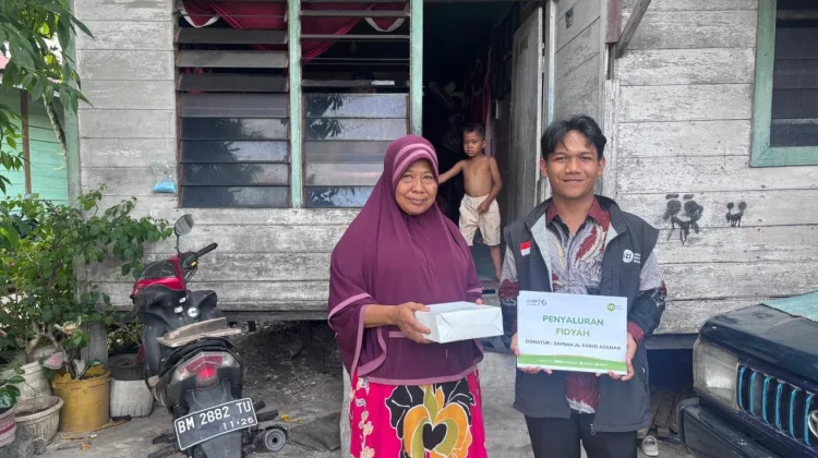 IZI Salurkan 300 Paket Fidyah kepada Masyarakat Membutuhkan di Pekanbaru