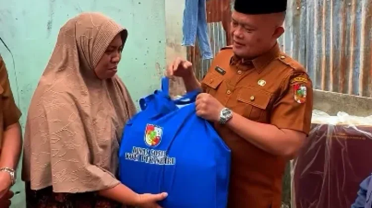 Dinsos Pekanbaru Salurkan Bantuan untuk Korban Kebakaran di Senapelan