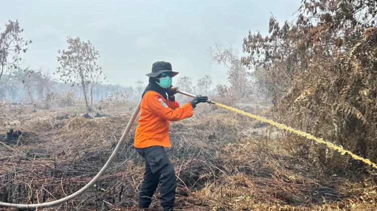 Srikandi Basarnas Pekanbaru Turun Padamkan Karhutla di Dumai