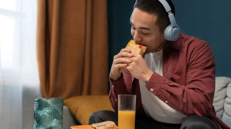 Penyebab Makan Larut Mengganggu Tidur