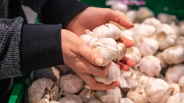 Penyebab Bawang Putih Bisa Bikin Napas Beraroma Kuat