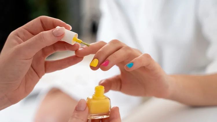 Perbedaan Gel Polish, Acrylic, atau Press-On Nails