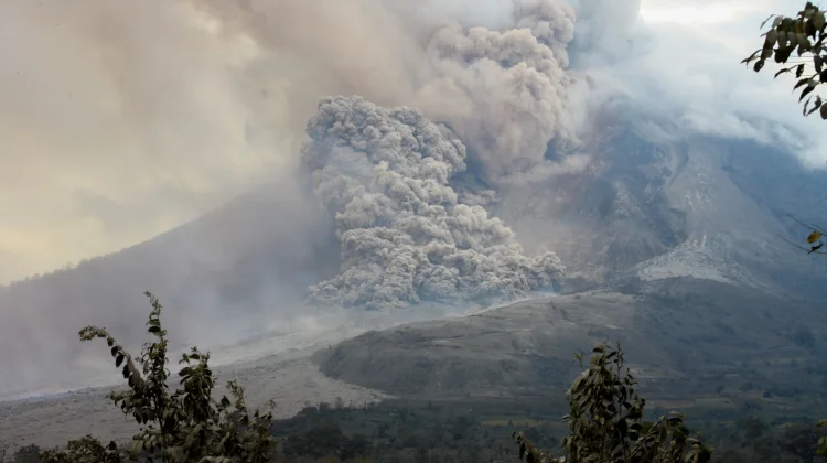 Abu Vulkanik Melanda, Perlukah Tetap Pakai Sunscreen