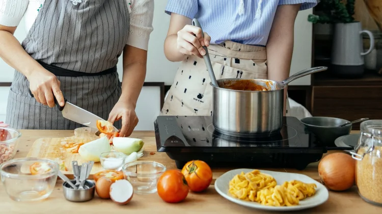 Dari Dapur ke Meja Makan, Begini Cara Salmonella Menyebar