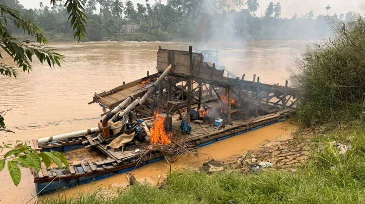 Polsek Cerenti Tindak PETI, Dua Rakit Dompeng Dibakar