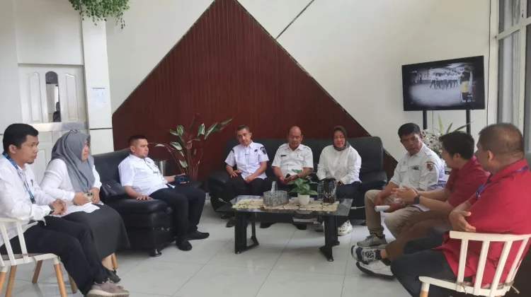 Tim Pengawas Perwako Bersama Jajaran Perumdam Tirta Siak Datangi Tempat Usaha