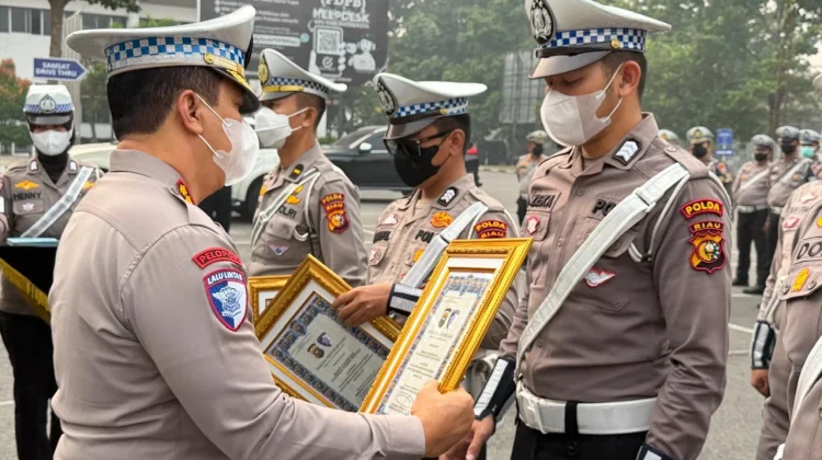 Ungkap SIM Palsu, 13 Personel Ditlantas Polda Riau Raih Penghargaan