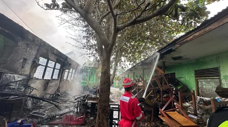 Respon Cepat Laporan, PPN Kilang Dumai Bantu Padamkan Kebakaran Kelas MAN 1 Dumai