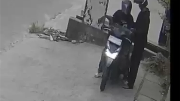 Pelaku Pencurian Panel Penerangan Jalan Umum di Pekanbaru Terekam CCTV