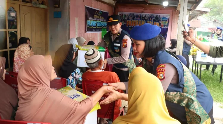 Polwan Polda Riau Buka Klinik Terapung di Sungai Duku