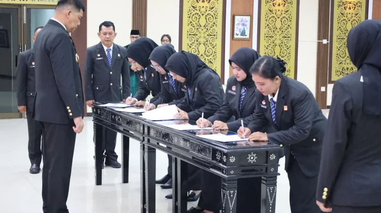 Kakanwil Kemenkum Riau Lantik 5 Pejabat Fungsional Non Manajerial