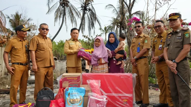 Kunjungi Korban Kebakaran, Bupati Meranti Salurkan Bantuan dan Janji Bangun Rumah