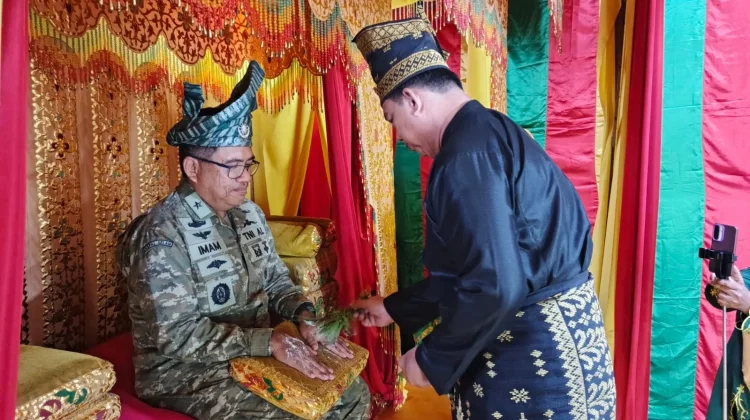 Laksma Imam Hidayat Jalani Majelis Tepung Tawar Tamu Kehormatan LAMR Meranti