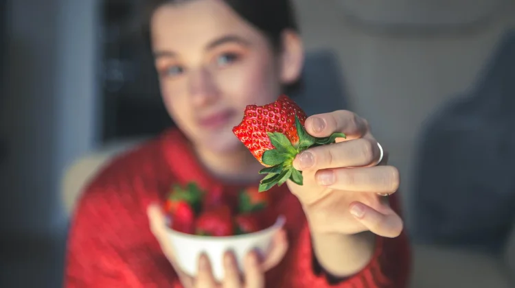 Manfaat Rutin Makan Strawberry bagi Tubuh