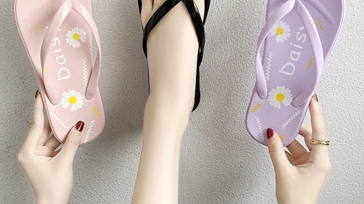 Kenali Risiko Pemakaian Sandal Jepit bagi Kesehatan