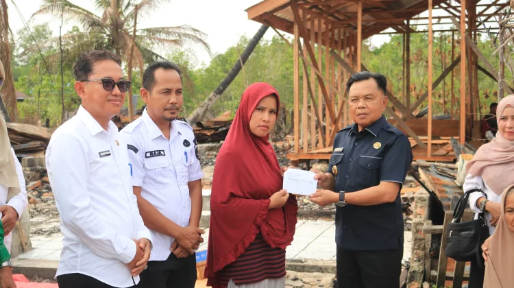 Bupati Asmar Serahkan Santunan Rp61,5 Juta untuk Guru Korban Kebakaran di Meranti