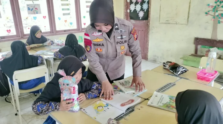 Tingkatkan Minat Baca, Kapal Baca Polri Sambangi SDN 18 Semulut.