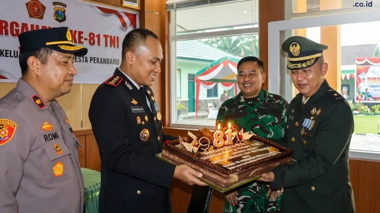 Kodim 0301/Pekanbaru Menerima Kejutan HUT ke-81 TNI dari Kapolresta Pekanbaru