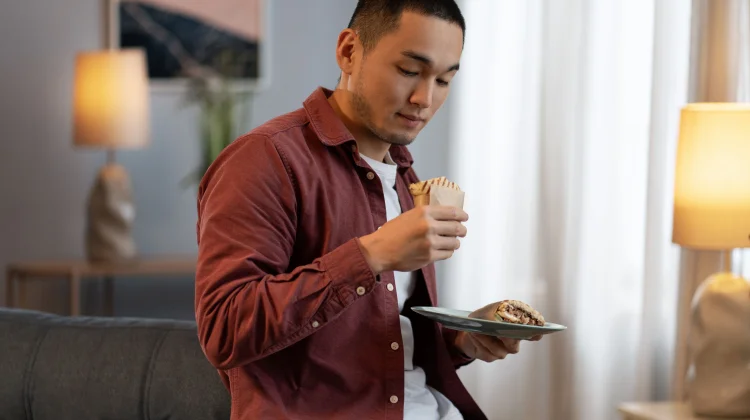 Hobi Makan Makanan Terlalu Panas, Bahaya Mengintai Kerongkongan