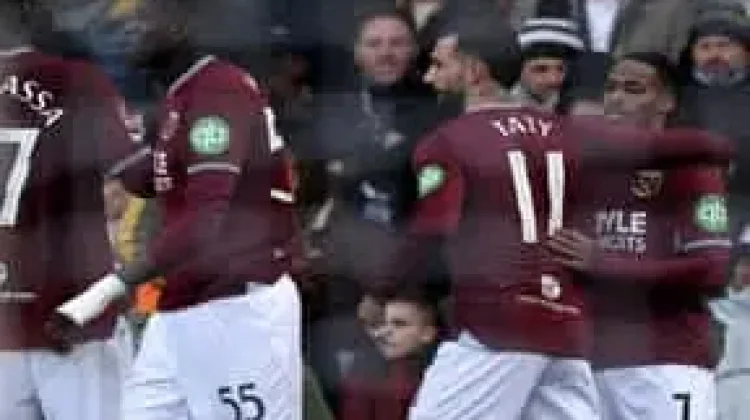 Burton Tekan Habis, West Ham Lolos Dramatis