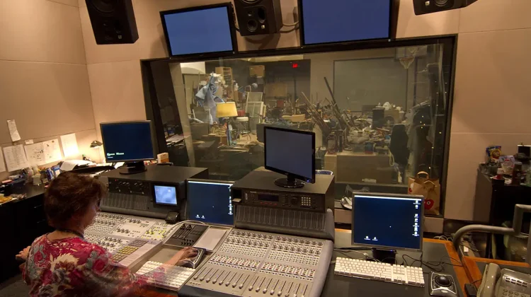 Pengaruh Foley Mixer dalam Keselarasan Audio Film