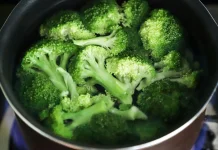 Rahasia Garam yang Bikin Sayur Rebus Tetap Hijau