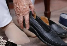 Waspada Penggunaan Sepatu yang Aman untuk Kesehatan Para Lansia