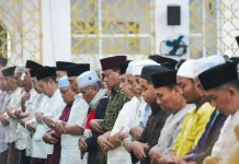 Bupati Kuansing Tarawih Perdana di Mesjid Agung