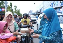 TP-PKK Inhil Berbagi Takjil di Hari Kedua Ramadan