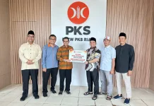 Anggota DPR RI Hendry Munief Serahkan Mobil Operasional ke DPW PKS Riau