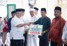 Safari Ramadan, Plt Gubernur Riau Serahkan Bantuan untuk Masyarakat di Rokan Hilir