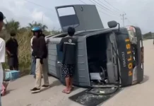 Mobil Tahanan Polsek Mandau Terguling di Dumai