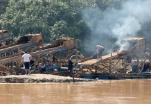 Polisi Musnahkan Belasan Rakit Dompeng Tambang Emas Ilegal di Kuansing
