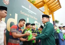 Kapolda Riau Bagikan Bibit Pohon kepada Jemaah usai Salat Idulfitri