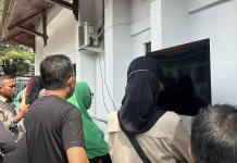 Ratusan Warga Padati PN Pekanbaru, Antusias Saksikan Sidang Perdana Abdul Wahid