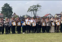 Kapolri Anugerahkan Pin Emas dan Perak, 161 Penghargaan Dibagikan di Polda Riau