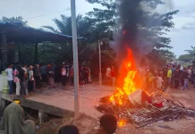 Demo Warga Panipahan Berujung Ricuh, Rumah Diduga Bandar Narkoba Dibakar