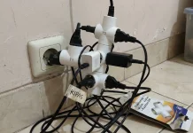 Bahaya Tersembunyi di Balik Kebiasaan Menumpuk Colokan Listrik
